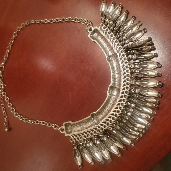 Metal and black bib necklace - Picture 4 of 9
